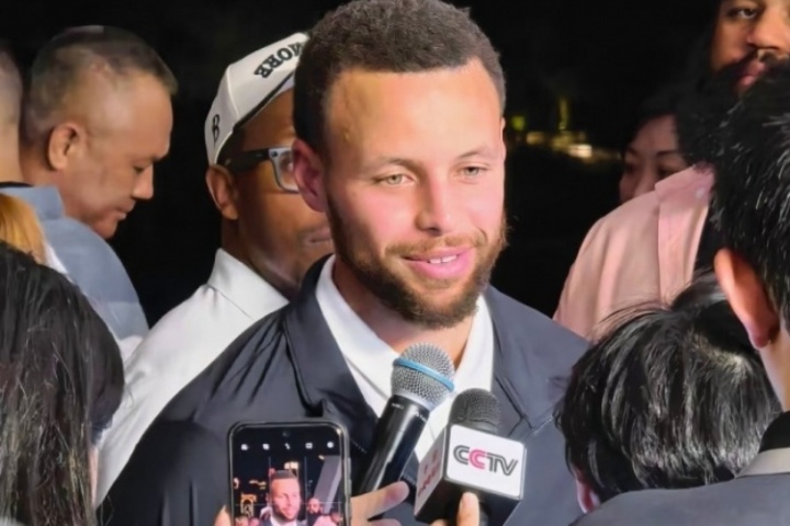 九游游戏-库里也是好起来了~ CCTV话筒现身库里中国行采访现场