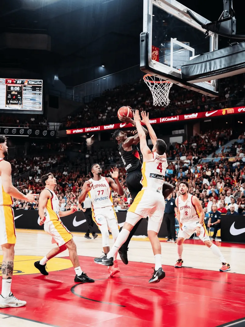 施罗德今日穿着蓝天白云配色All-Pro Nitro，得到24分10助攻